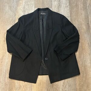 Vintage women’s black 100% wool blazer